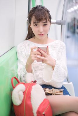 小保姆在厨房做饭